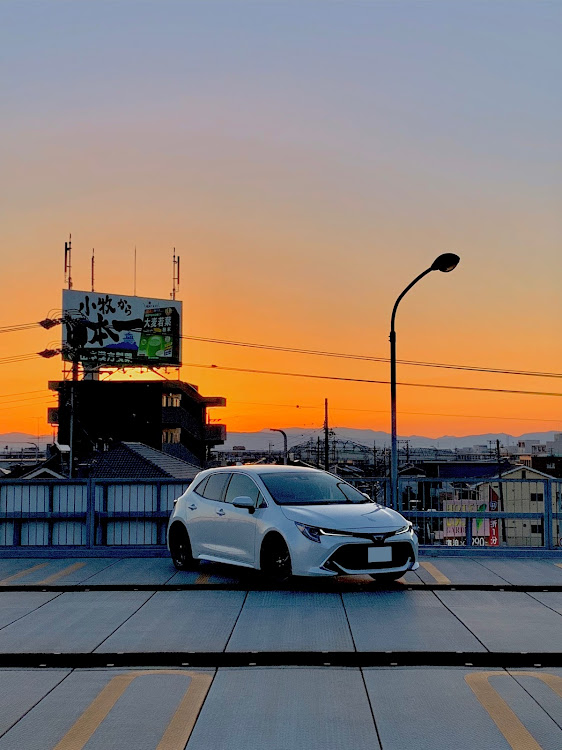 カローラスポーツのエアポートウォーク名古屋・立体駐車場・夕焼けと愛車・ティザー・iPhone撮影に関するカスタム事例の投稿画像2枚目