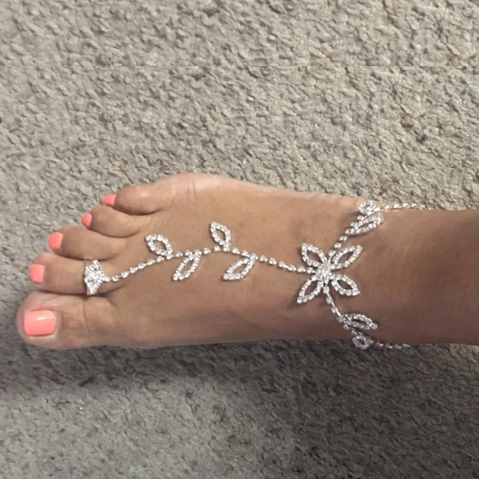 Gepersonaliseerde blad teen-enkelband met strass steentjes. Uniek en elegant sieraad voor dames. Perfect cadeau voor een speciale gelegenheid.