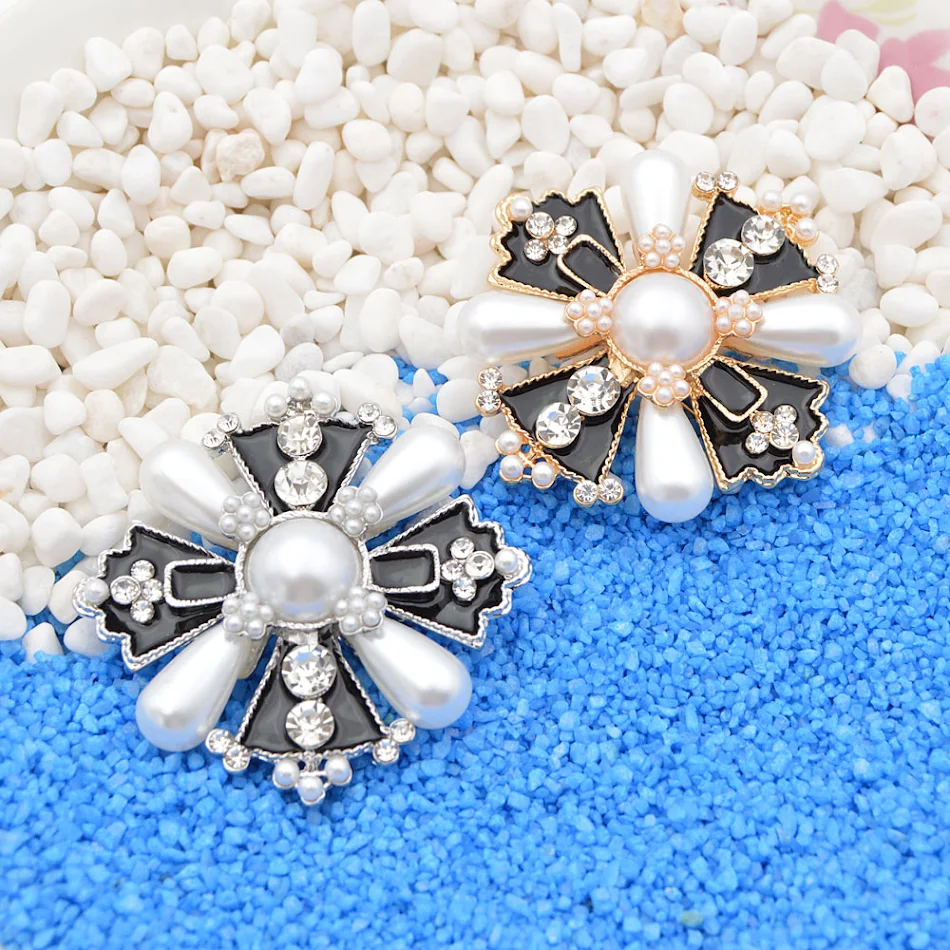 Strass Corsage met Overdreven Diamanten Broche voor Glamour. Voeg schittering en elegantie toe aan je outfit voor een opvallende look.
