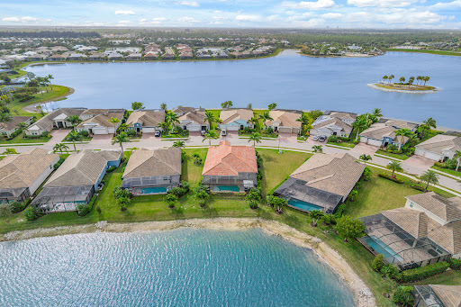 House purchase in Naples (United States) - Aerial view of houses near a lake