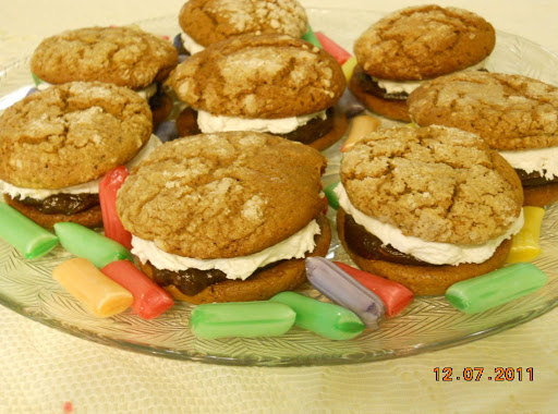 A platter of Shoofly Whoopie Pies! How pretty is this? PRETTY YUMMY !