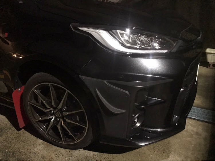 GRヤリスの洗車・カナード、ダクトイメチェン・出張少し延びますたに関するカスタム事例の投稿画像1枚目