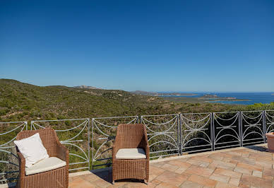 Villa avec piscine et terrasse 2