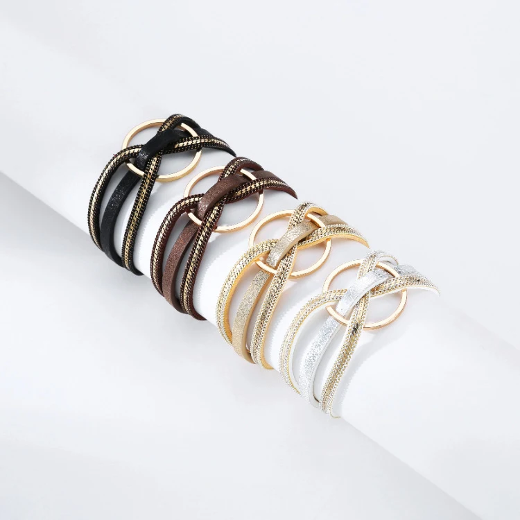 Minimalistische geometrische leren armband met meerdere lagen en magnetische sluiting, stijlvol en functioneel.