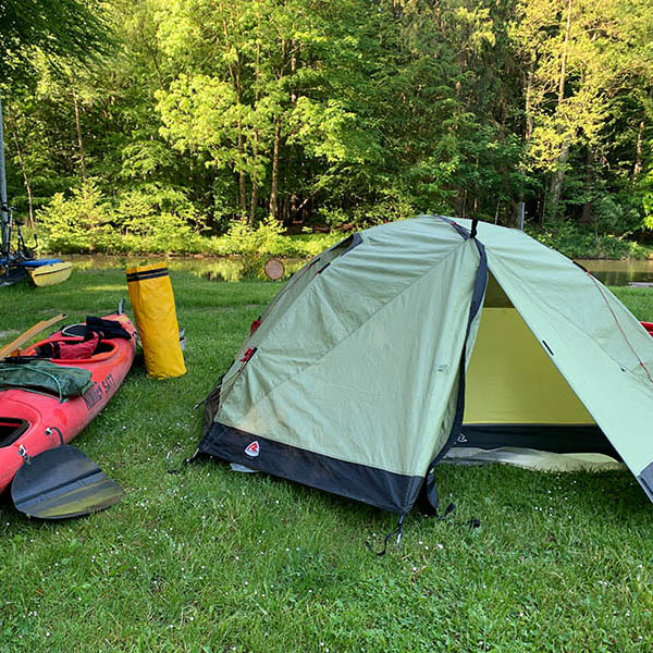 petit terrain de camping uniquement pour les randonneurs en canoë et en vélo* (pas de voitures)