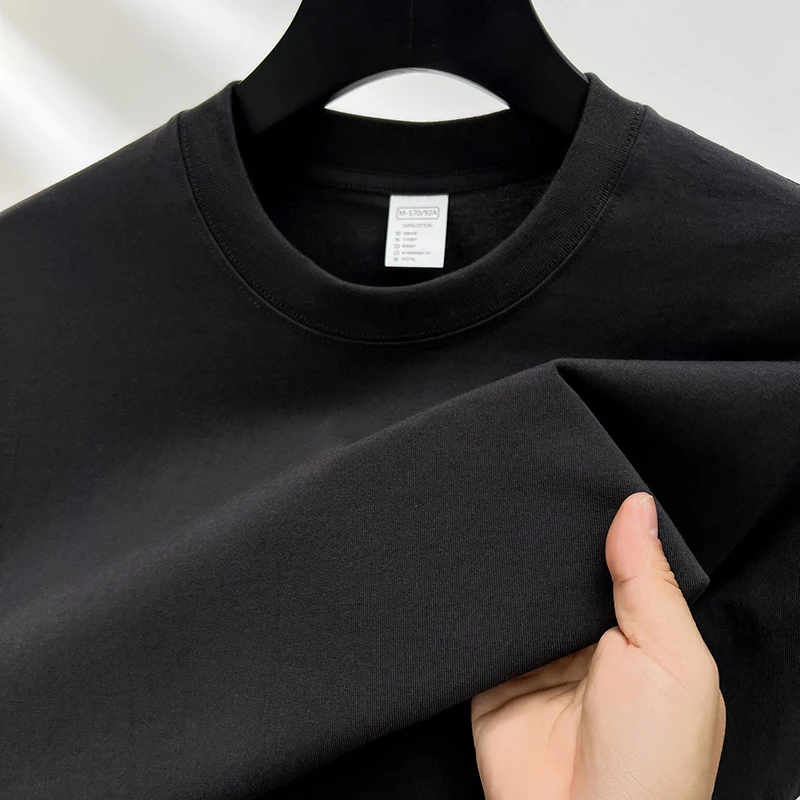 T-shirt da uomo in cotone da 230g a maniche corte, comodo e traspirante, perfetto per l'uso quotidiano. Un capo essenziale per il tuo guardaroba.