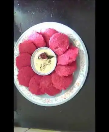 Beetroot Idli With Sambhar [4 Pieces]