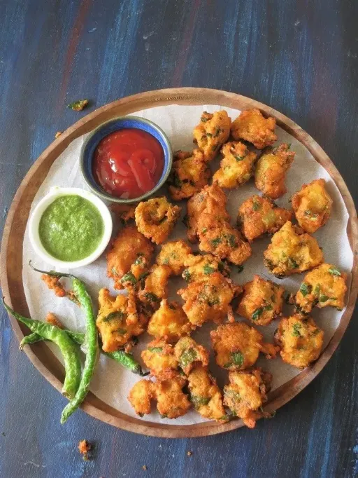 Mixed Pakoda [Serves 2] With Green Chutney And Red Sauce