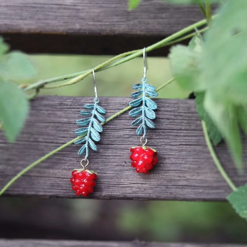Framboos donkere stijl tweedimensionale oorbellen. Verfijnde elegantie voor dagelijks gebruik of een speciale gelegenheid. Lichtgewicht en opvallend.