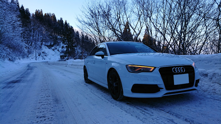 A3 セダンのA3セダン・アウディ・黒ホイール・スタッドレスタイヤ・わくわく雪道走行に関するカスタム事例の投稿画像1枚目