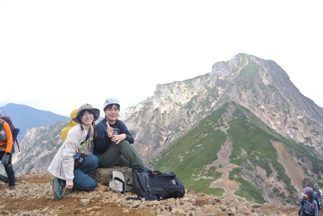 山の中の岩の上に座っている人たち

中程度の精度で自動的に生成された説明