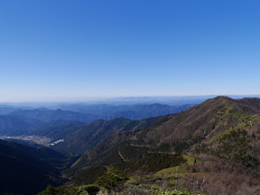 寺田小屋山（右）を望む