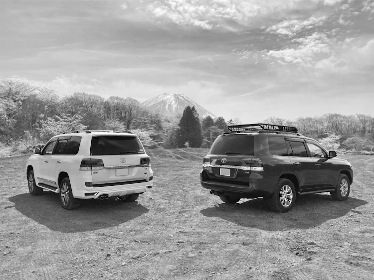 ランドクルーザーの富士山と愛車・キャンプ・オフロード・ランクル200に関するカスタム事例の投稿画像1枚目
