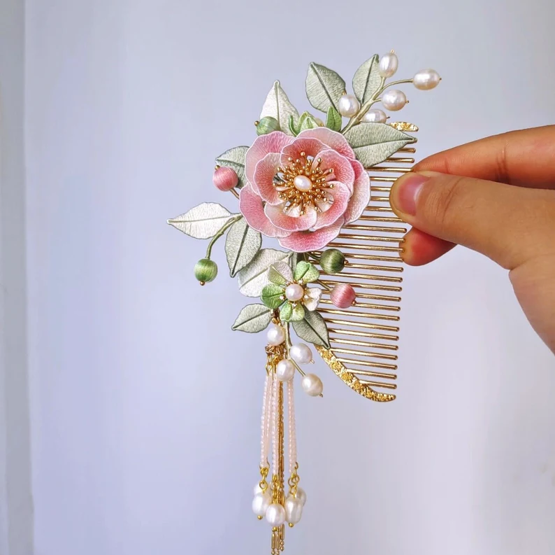 Bloem Festival Haar Kroon Gewikkeld Met Bloem Haarspeld. Creëer een prachtige natuurlijke bloemenlook voor festivals en speciale evenementen.