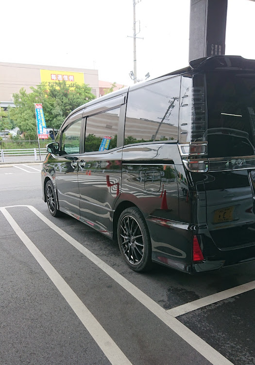 ヴォクシーの世間は仕事・連休最終日・明日から仕事（泣）・ホームセンターの駐車場・ZRR80W ZS煌に関するカスタム事例の投稿画像1枚目