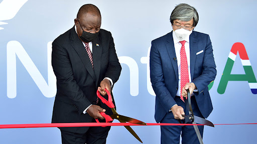 President Cyril Ramaphosa and Dr Patrick Soon-Shiong at the opening of the NantSA vaccine manufacturing facility in Cape Town. (Image source: GCIS)