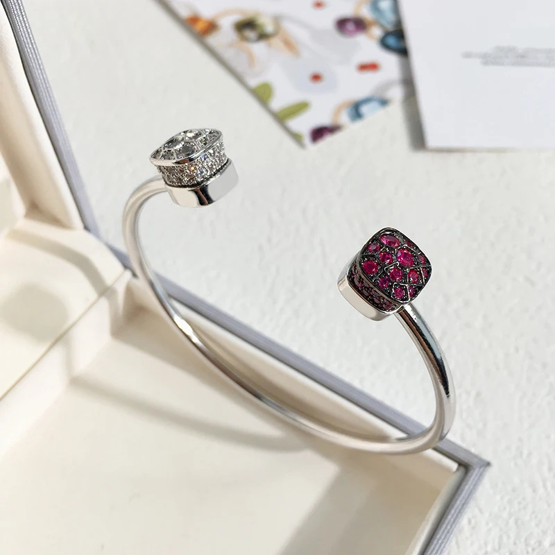 Pulseira Quadrada com Padrão Geométrico Colorido da Moda, ideal para adicionar um toque vibrante e estiloso ao seu visual em diversas ocasiões.