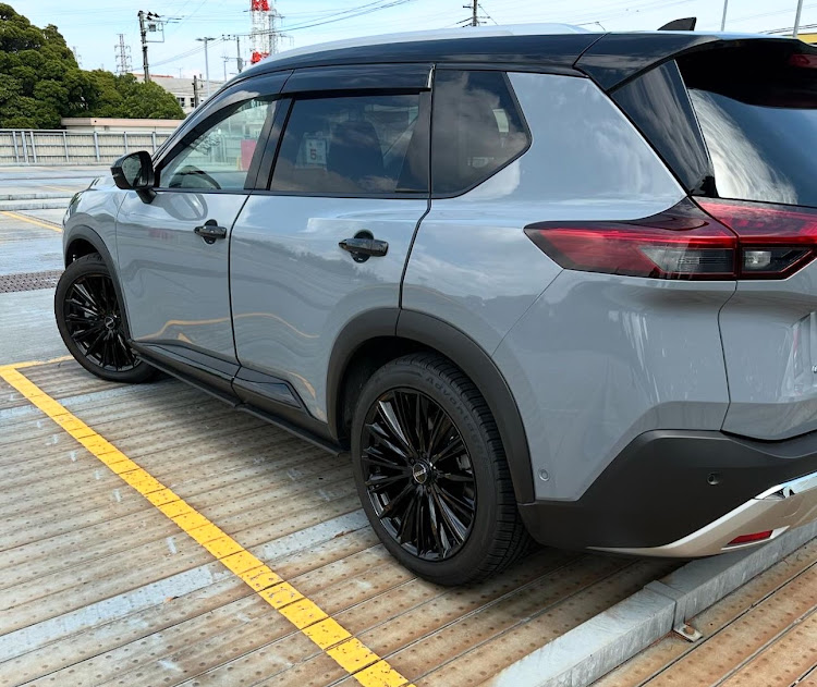エクストレイルのエクストレイルT33・ローダウンSUV・ブラックアウト化・エクストレイルに関するカスタム事例の投稿画像4枚目