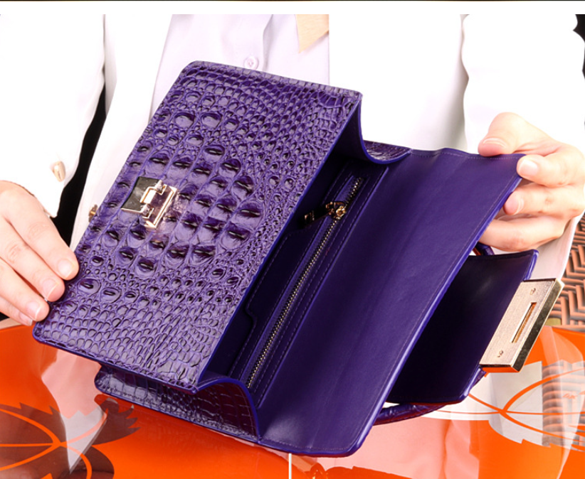 Sac à main carré en cuir personnalisé polyvalent. Petit sac tendance pour femme, idéal en toute occasion. Associez style et praticité.