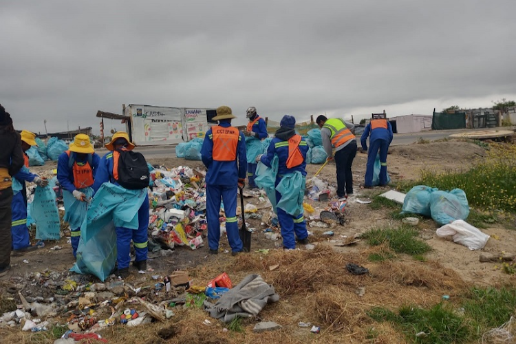 Cape Town refuse collectors were threatened and robbed by extortionists in Nyanga on Thursday.