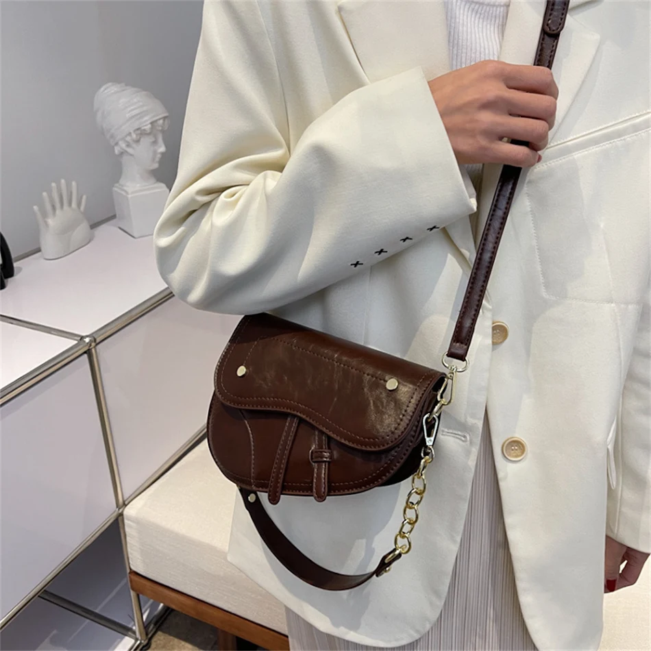 Borsa a Sella Donna Tinta Unita Stile Western Semplice Trendy. Accessorio versatile e alla moda per la donna contemporanea, perfetto per ogni outfit.
