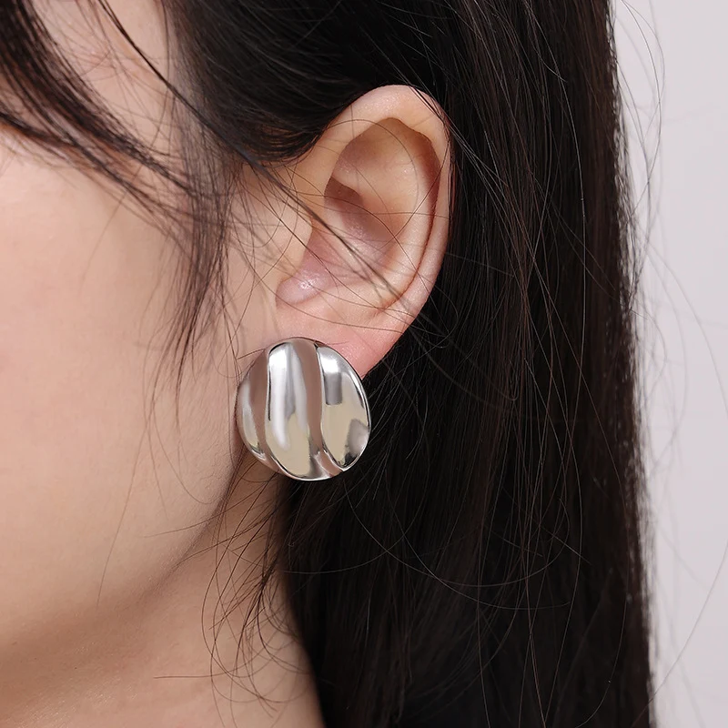 Boucles d'oreilles rétro en acier inoxydable à vagues plissées Accessoire femme élégant, parfait pour un look vintage au quotidien et soirées