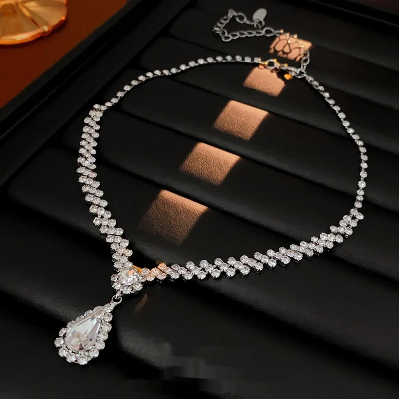 Collier avec couture goutte d'eau en diamant High Profile. Un bijou étincelant et raffiné, parfait pour toutes les occasions.