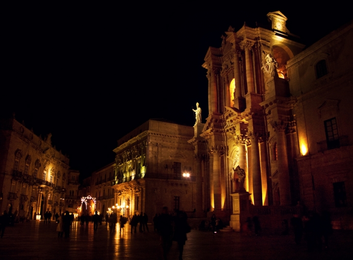 A passeggio tra le luci della sera di Gae Fisicaro