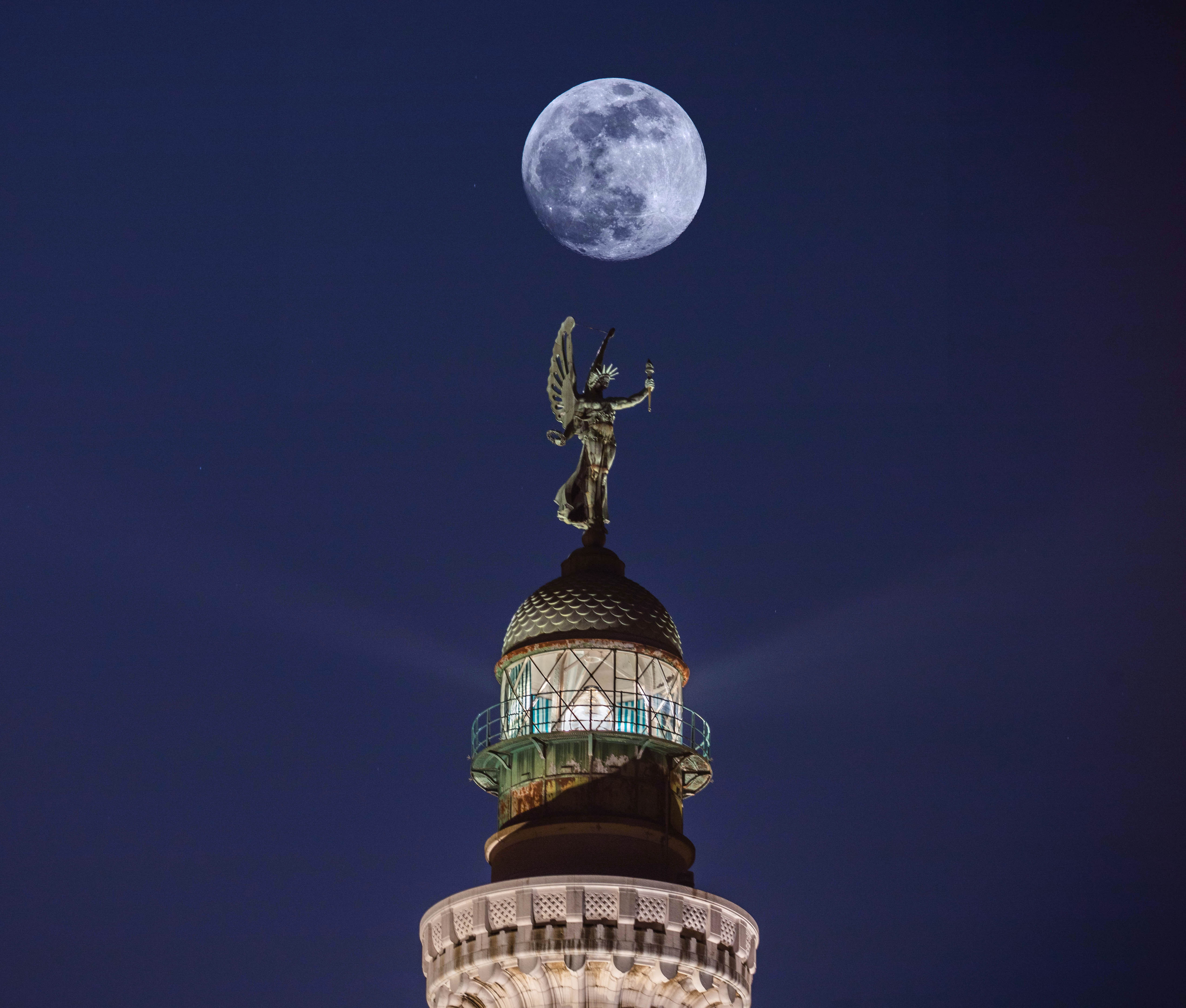 la luna sopra il faro di Maurizio Soravito