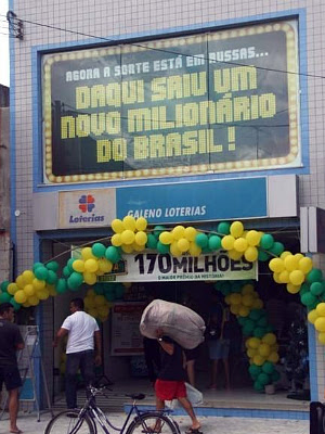 Agência lotérica, no Centro de Russas, comemora prêmio da Mega Virada. (Foto: Melquíades Júnior/Diário Vale do Jaguaribe)