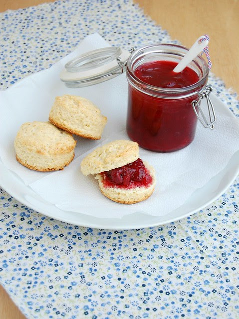 Cherry plum preserves + scones / Geléia de cereja e ameixa + scones