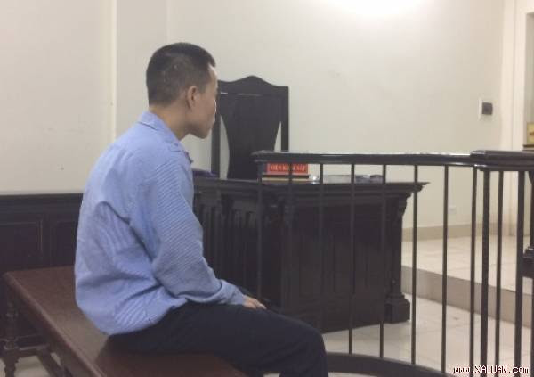  Sơn ngồi chờ tuyên án. Ảnh: B.H