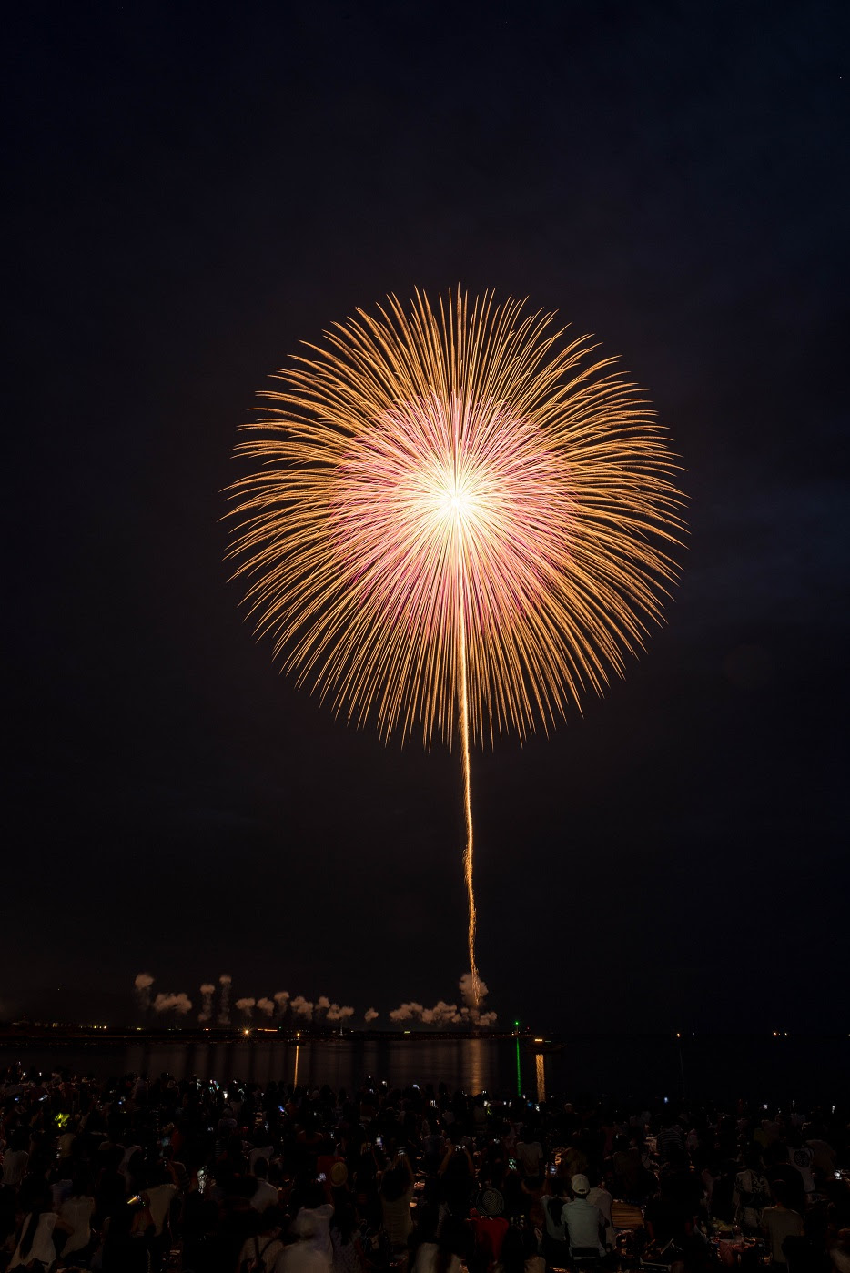 旅する写真愛好家 水中花火が豪華絢爛 三国花火