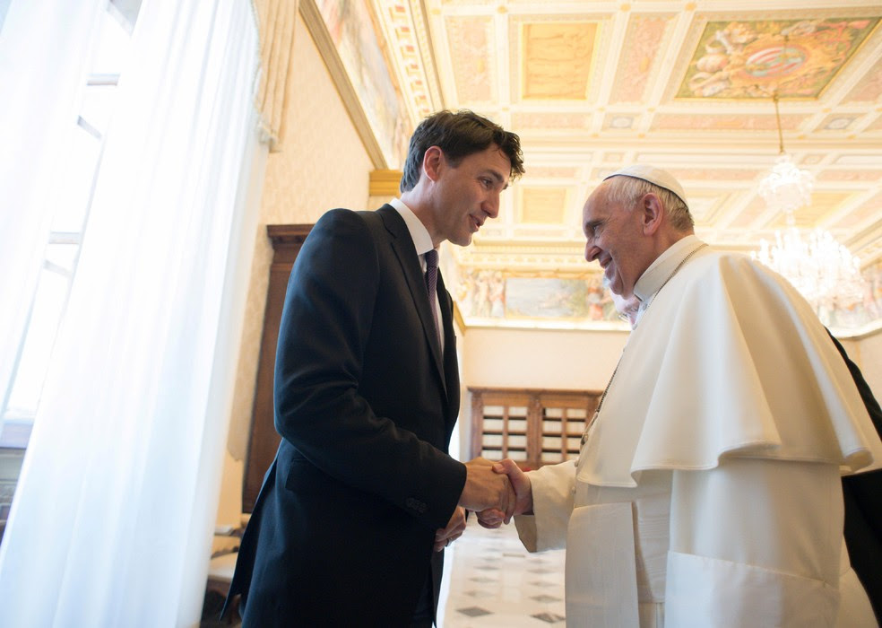 Papa Francisco e premiê canadense Justin Trudeau durante audiência no Vaticano (Foto: Osservatore Romano/Handout via REUTERS )