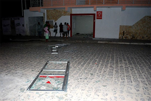 Explosão foi tão forte que arremessou para longe a porta da agência (Foto: Leonardo Ribeiro/Angicos Notícias)