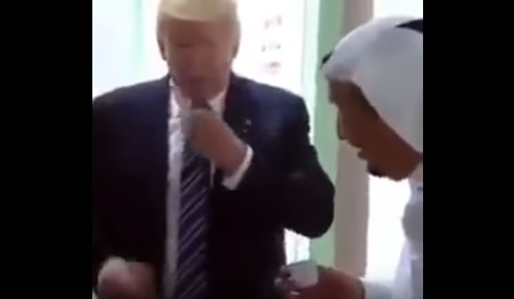 Raja Salman Ajari Donald Trump Minum dengan Tangan Kanan