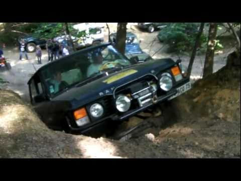 4x4 land rover defender et discovery passent une cote au circuit du ...
