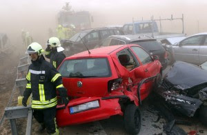 Tempesta di sabbia sull'autostrada almeno dieci morti e 60 feriti Tempesta di sabbia sull'autostrada almeno dieci morti e 60 feriti