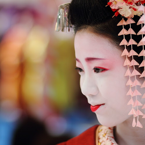 Japan : Maiko (apprentice geisha) by momoyama