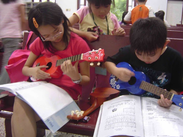 烏克麗麗 ukulele kids2.jpg
