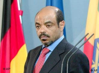 Der aethiopische Ministerpraesident Meles Zenawi, links, und Bundeskanzler Gerhard Schroeder, rechts, unterrichten am Mittwoch, 10. November 2004, in Berlin die Medien ueber ihre Gespraeche. Zenawi haelt sich zu einem dreitaegigen Staatsbesuch in Deutschland auf. (AP Photo/Jockel Finck) ---Ethiopian Prime Minister Meles Zenawi, left, und German Chancellor Gerhard Schroeder, right, brief the media in Berlin on their talks in the Chancellery, Wednesday, Nov.10, 2004. Zenawi is on a three-day-visit to Germany. (AP Photo/Jockel Finck)