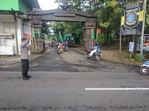 Antisipasi Laka Lantas Anggota Polsek Pulung Laksanakan Pengaturan Pagi DiTempat Rawan Laka