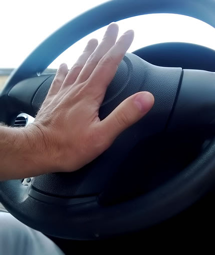 http://www.drivingtesttips.biz/images/car-horn.jpg