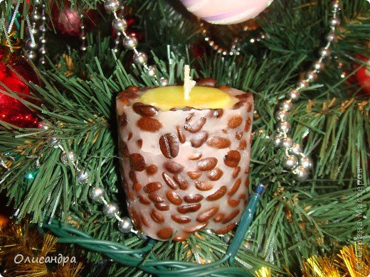 Увидела кофейную свечу у Олечки (Захарии)
http://stranamasterov.ru/node/281823
... и так она мне приглянулась, так запала в душу...
Процесс изготовления, теоретически, был понятен...
А,вот, практически...Как минимизировать расход кофейных зернышек и сделать так , чтобы они "не утонули" в свече?

Порылась в интернете... и нашла  много прекрасных советов...
http://www.mamaprofi.com/xobbi-i-uvlecheniya/kak-sdelat-svechi-v-domashnix-usloviyax/

 и  замечательный МК...
http://www.prohm.ru/index/mk_vanilno_kofejnaja_svecha/0-35. Фото 1