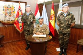 El general Serra firma en el Libro de Honor 