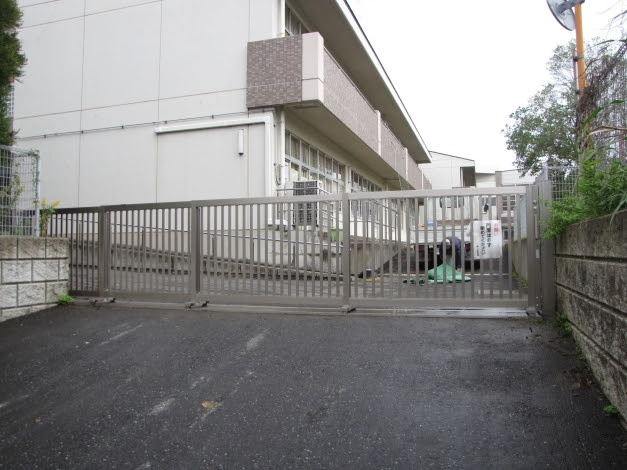 八街市 学校の防犯用門扉が 壊れて使えなくなりました みなさん 公共施設は 大切につかいましょう シコク 公共用大型引き戸 修理 千葉県山武市 成田 佐倉 八街 エクステリア 外構 エクステリアマート