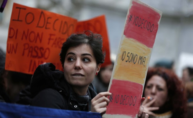 Roma, donne in piazza per solidarietà contro la legge spagnola anti-aborto