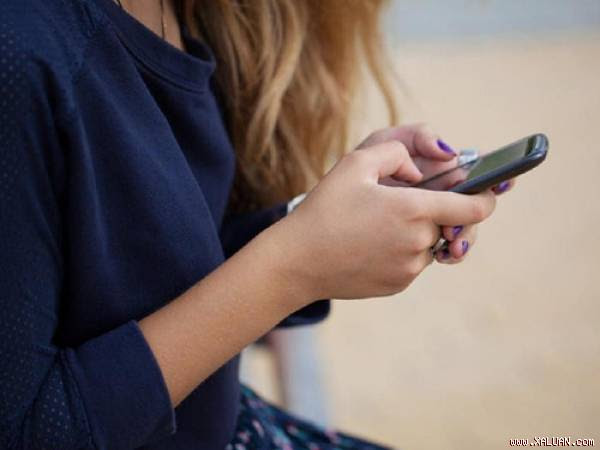 Ngày càng nhiều học sinh dành cả ngày dán mắt vào các thiệt bị điện tử thay vì ra ngoài trải nghiệm cuộc sống