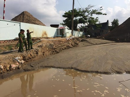 Lực lượng chức năng kiểm tra bến thủy nội địa Chí Dũng