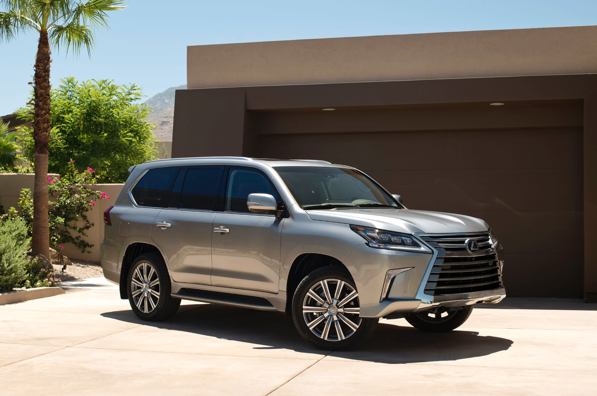 2016-Lexus-LX-570-front-three-quarter-02